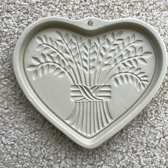 NIB The Pampered Chef Bountiful Heart Stoneware Cookie Mold Box & Recipe Booklet - Picture 1 of 5